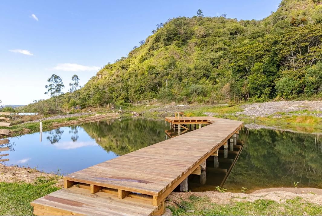 Lago com píer